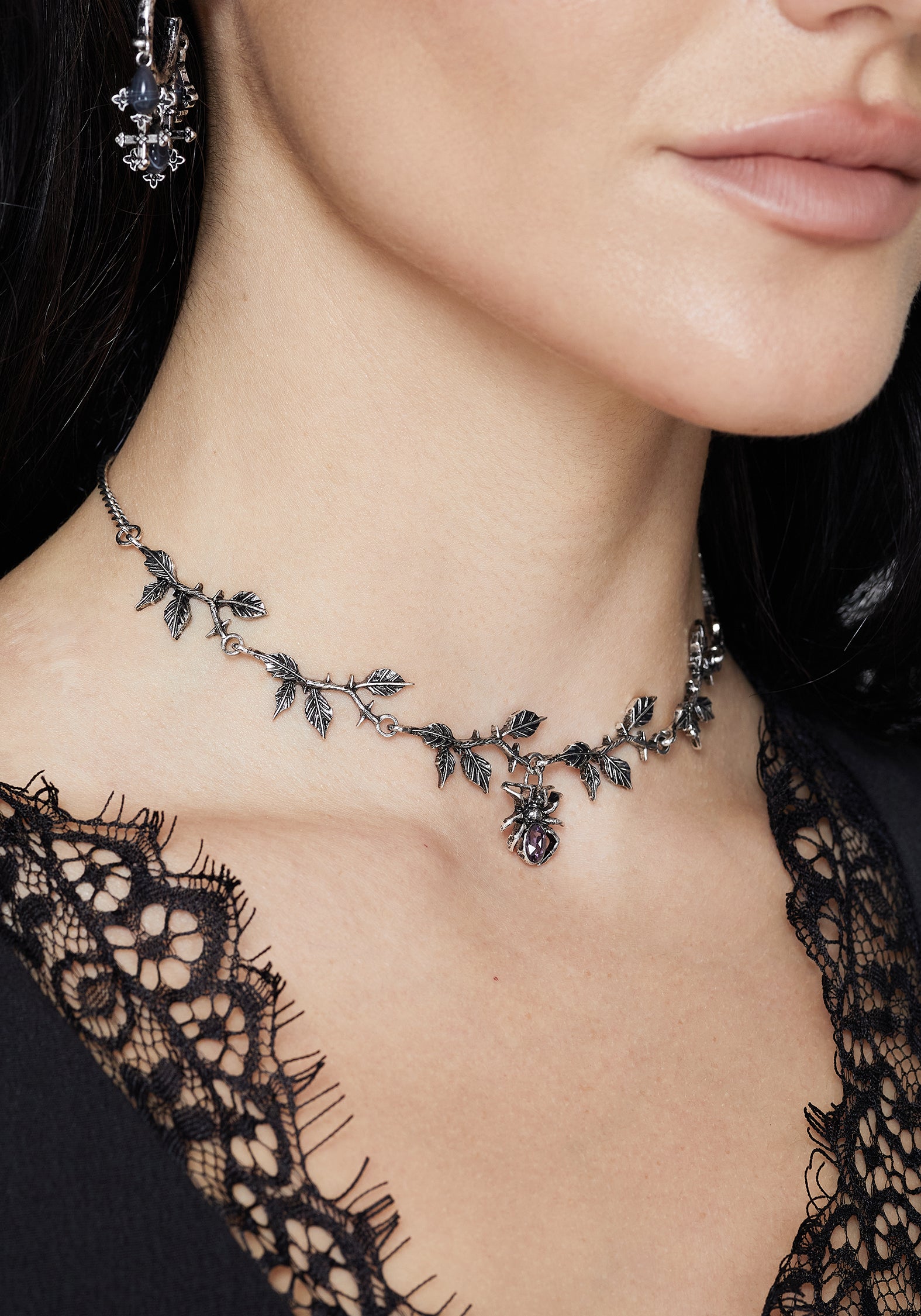 JE3871_ROSETHORNWIDOWCHOKER_2_844d34ce-dd97-4fca-a6cc-50be43e5e1df