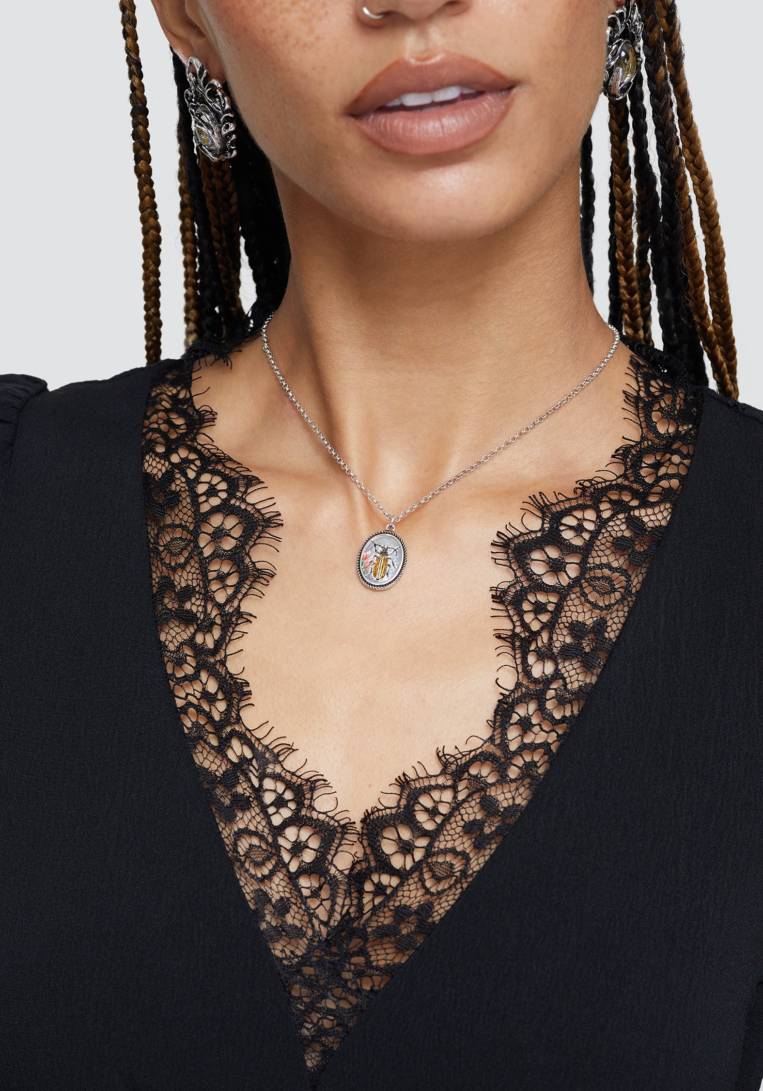 JE4370_SESSILEBUGLAYEREDNECKLACE5233-3